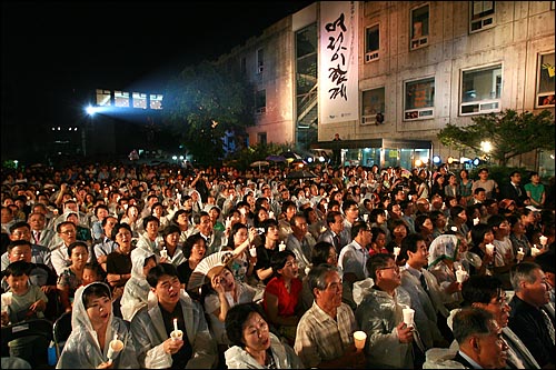 신영복 교수 정년퇴임식 및 기념콘서트 '여럿이 함께'가 25일 저녁 성공회대 일만광장에서 열렸다. 